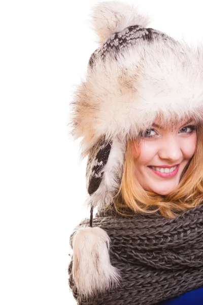 Hiver fille de la mode en chapeau de fourrure faire plaisir isolé — Photo