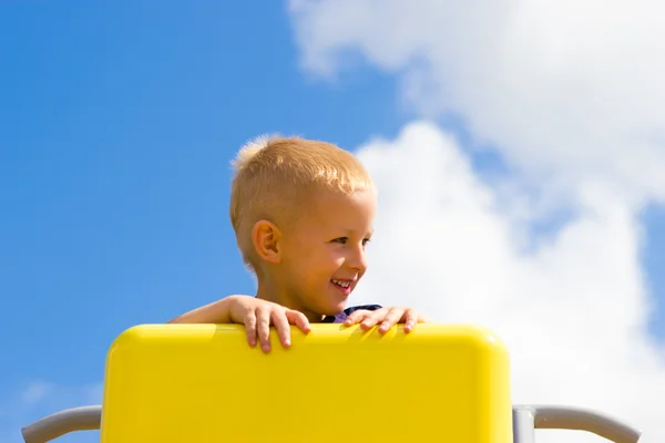 Kind auf Spielplatz klettert beim Spielen. — Stockfoto