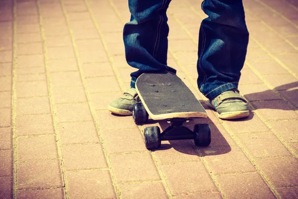Skateboardista nohy detailní up. Kid skateboarding. — Stock fotografie