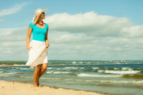 Flicka avkopplande havet. — Stockfoto