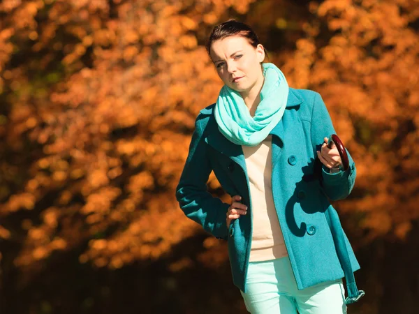 Fille marche avec parapluie — Photo