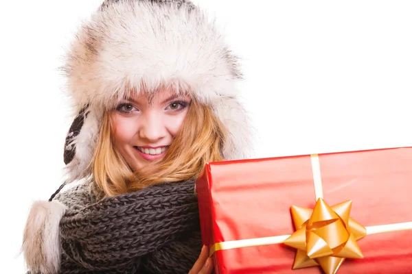 Chica sosteniendo caja de regalo roja — Foto de Stock