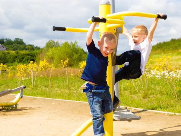 Enfants s'amusant sur aire de jeux . — Photo