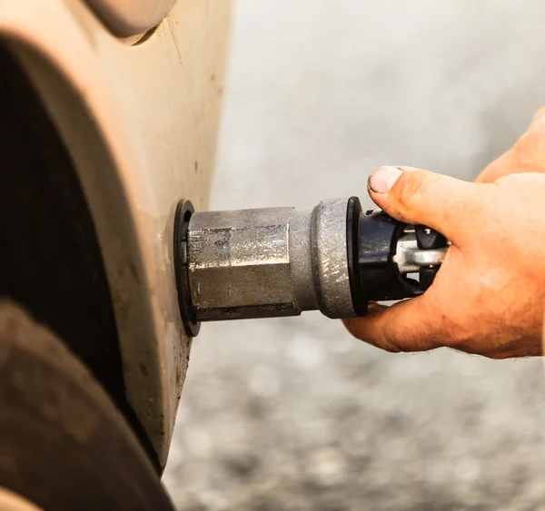 Auto wordt gevuld met brandstof — Stockfoto