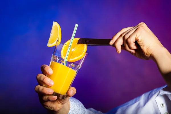 Homme préparant cocktail — Photo