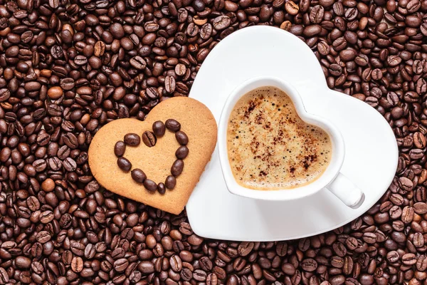 Herzförmige Tasse und Plätzchen — Stockfoto