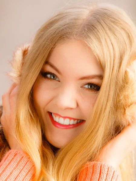 Mujer en orejeras sonriendo — Foto de Stock