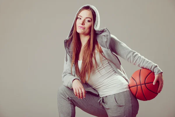 Adolescente chica holding baloncesto — Foto de Stock