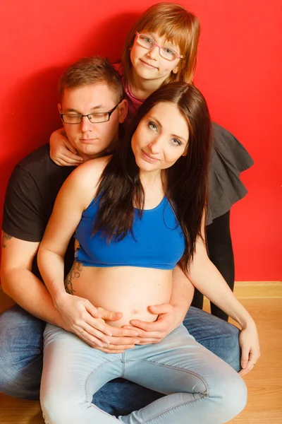 Familie verwacht nieuwe baby — Stockfoto