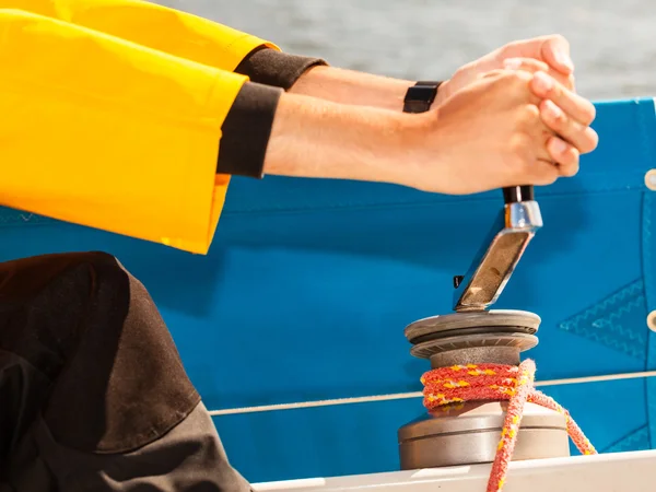 Männliche Hand auf Winde capstan — Stockfoto