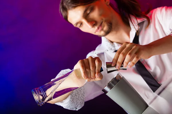 Homem preparando cocktail — Fotografia de Stock