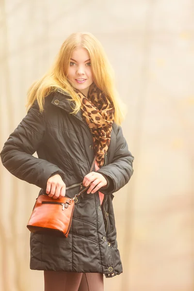 Vrouw met handtas wandelen — Stockfoto