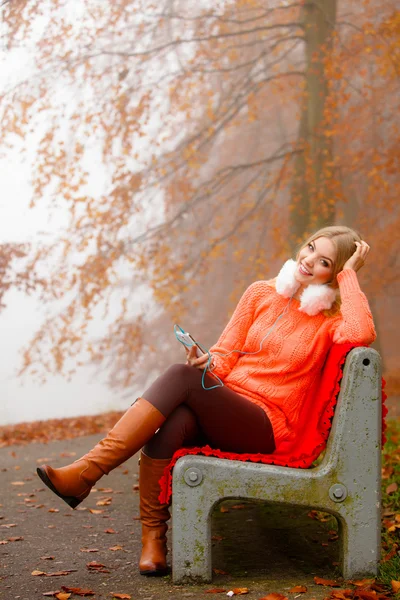 Kvinnan sitter på bänken — Stockfoto