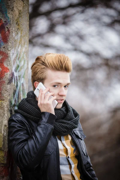 Man talking on mobile cell phone — Stock Photo, Image