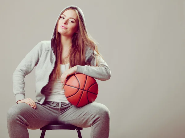 Esportivo adolescente menina segurando basquete . — Fotografia de Stock