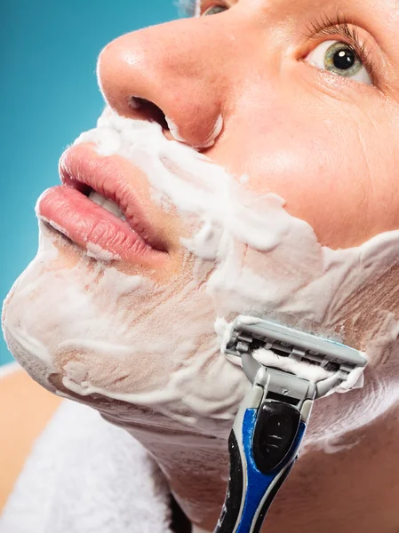 Man shaving with razor — Stock Photo, Image
