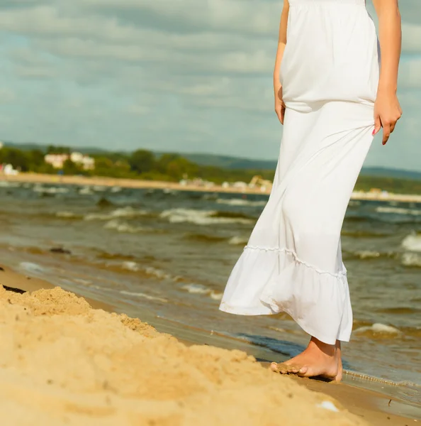 Kvinnliga ben gå på stranden, sommartid — Stockfoto