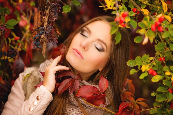 Portrait girl relaxing walking in autumnal park. — Stock Photo, Image