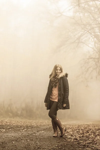 Caminando relajado en el parque de niebla — Foto de Stock