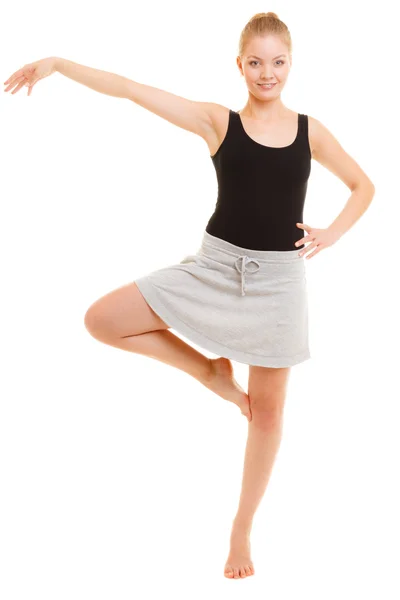 Ragazza che fa esercizio di stretching — Foto Stock