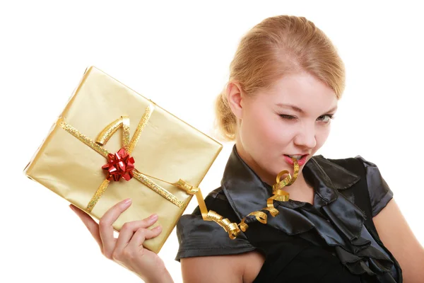 Chica sosteniendo caja de regalo — Foto de Stock