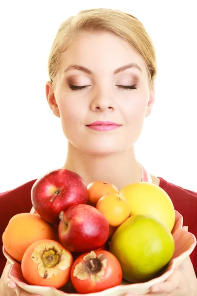 Dona de casa oferecendo frutas saudáveis — Fotografia de Stock