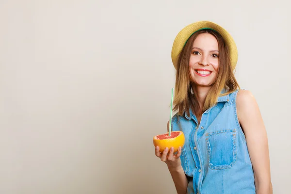 Menina de verão segurando toranja — Fotografia de Stock