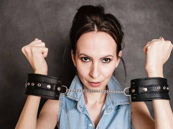 Frau zeigt Handschellen aus Leder — Stockfoto