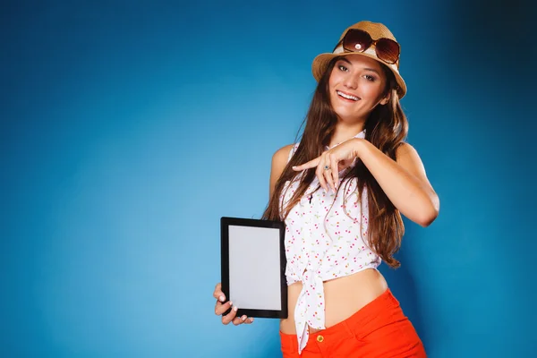 Menina mostrando tablet — Fotografia de Stock