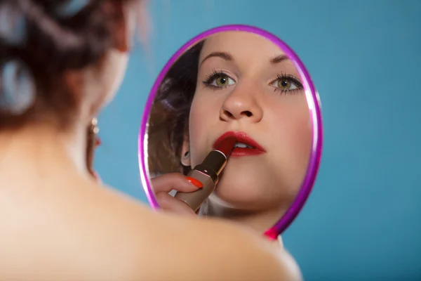 Flicka tillämpa make up — Stockfoto