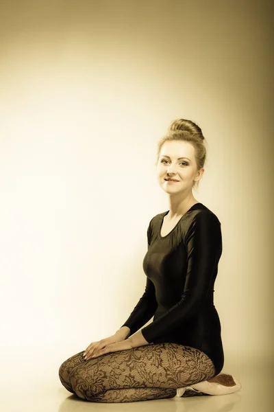 Ballet dancer posing in studio — Stock Photo, Image