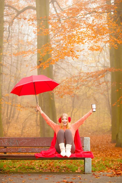 温かい飲み物を楽しむ秋の公園で女の子 — ストック写真