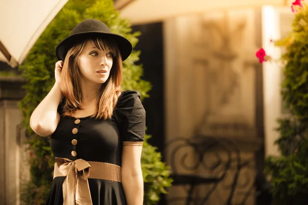 Chica en negro sombrero posando — Foto de Stock