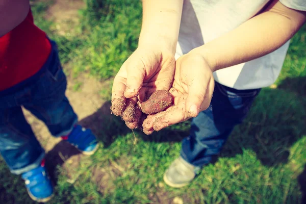 Enfants montrant les mains sales . — Photo