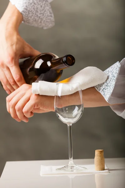 Homem garçom derramando vinho — Fotografia de Stock