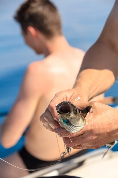 Pescador sosteniendo pescado — Foto de Stock