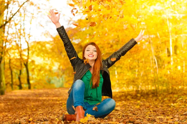 Vrouw ontspannen in herfst park — Stockfoto