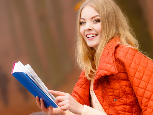 Blonde vrouw lezing boek — Stockfoto