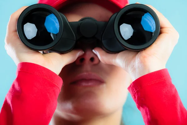 Girl looking through binoculars — Stock Photo, Image