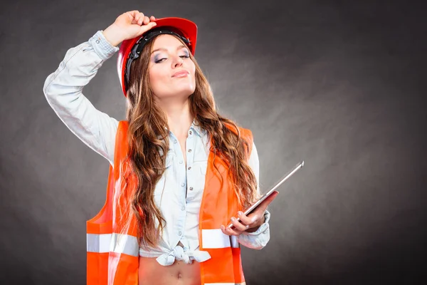 Mulher segurando computador tablet — Fotografia de Stock