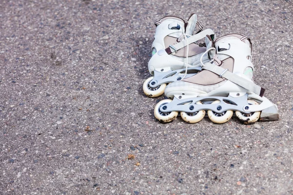 Närbild rullskridskor på asfalt. — Stockfoto