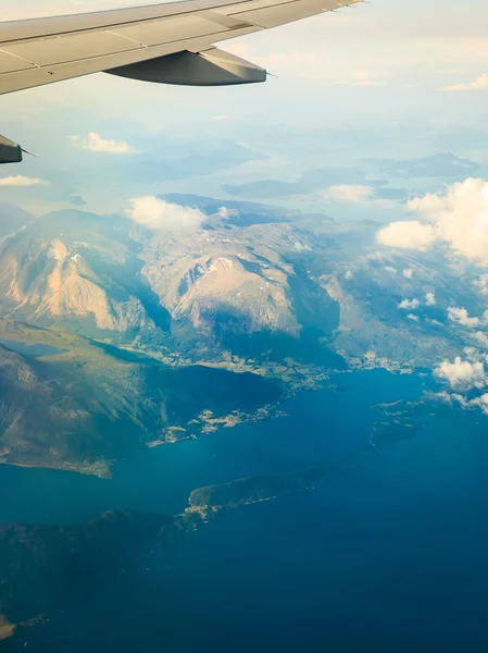 Vliegtuig vliegen in wolken — Stockfoto