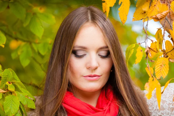 Mädchen entspannt im herbstlichen Park. — Stockfoto