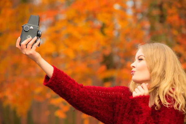 Mujer tomando fotos — Foto de Stock