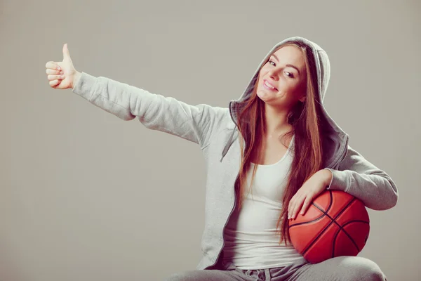 Dziewczyna w kaptur gospodarstwa koszykówki. — Zdjęcie stockowe