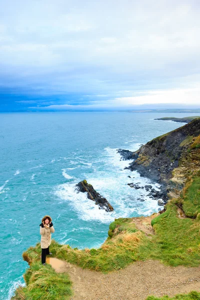 Woman standing on rock cliff — Stock Photo, Image