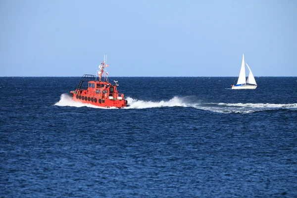 Tugboat  monitorsing  ships — Stock Photo, Image