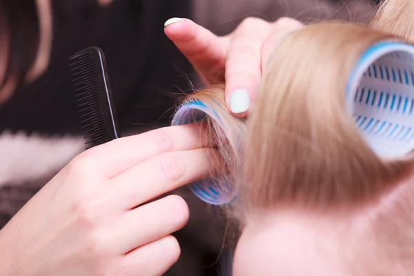 Menina loira com encrespadores de cabelo — Fotografia de Stock