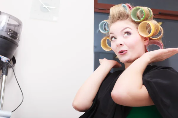 Dívka s natáčky na vlasy představují — Stock fotografie