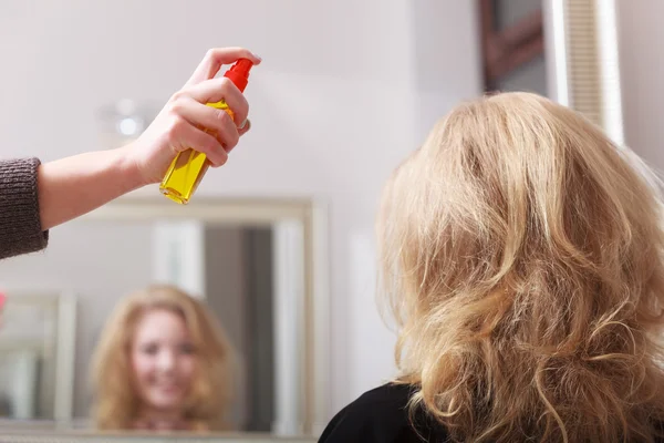 Ung kvinna i frisörsalongen skönhet — Stockfoto